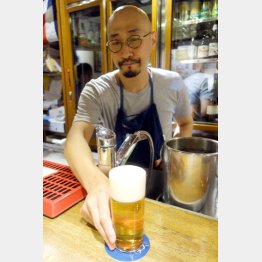 至福のビール（主任の小山智志さん）／（Ｃ）日刊ゲンダイ