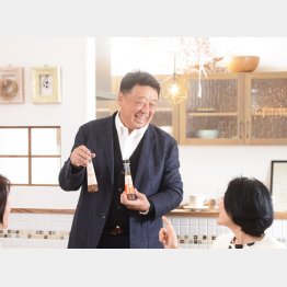 生姜関連商品について説明するイトク食品の小倉一洋社長（提供写真）
