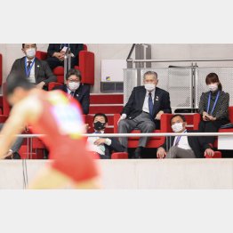 体操の国際大会を視察する東京五輪・パラリンピック組織委の森喜朗会長と萩生田文科相ら（Ｃ）共同通信社