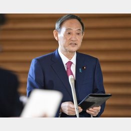 新型コロナ感染者増を受け、記者団の取材に応じる菅首相（Ｃ）共同通信社