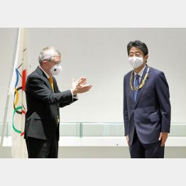 いいカモ（安倍前首相＜右＞に「五輪オーダー」を授与し、拍手を送るIOCのバッハ会長）／（代表撮影）