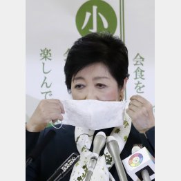 会見中、イラつきを抑えられない小池百合子都知事（Ｃ）日刊ゲンダイ