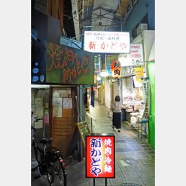 鶴橋駅付近にある焼肉・ホルモン焼店（Ｃ）日刊ゲンダイ