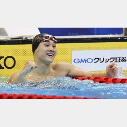 男子100メートル平泳ぎを59秒59で制し、喜ぶ佐藤翔馬（Ｃ）共同通信社
