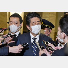 証人喚問を急ぐべき（記者から「桜疑惑」について質問される安倍前首相）／（Ｃ）日刊ゲンダイ