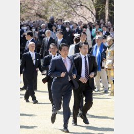 もう逃げられない？（2019年「桜を見る会」での安倍前首相）／（Ｃ）日刊ゲンダイ