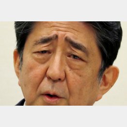 初心にかえって職責を…、更々辞める気まったくナシ（24日夜、謝罪会見での安倍前首相）／（Ｃ）ロイター