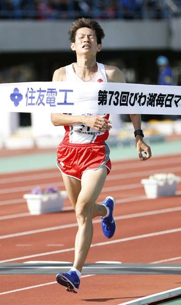 2018年3月、びわ湖毎日マラソンで日本人トップの7位に入った中村匠吾（Ｃ）共同通信社