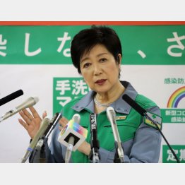 7日、非常事態宣言を受け会見する小池百合子都知事（Ｃ）日刊ゲンダイ