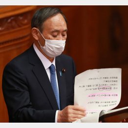 各国メディアがコキ下ろし（施政方針演説をする菅義偉首相＝18日）／（Ｃ）日刊ゲンダイ