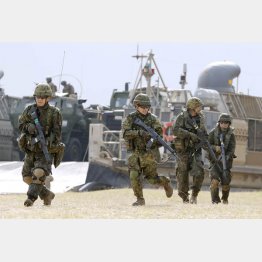 米軍との実動訓練を行う陸自の水陸機動団（2020年2月、沖縄県金武町の米軍ブルービーチ訓練場）／（Ｃ）共同通信社