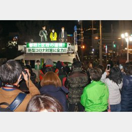 密です！ 千代田区長選最終日のJR飯田橋駅前（Ｃ）日刊ゲンダイ