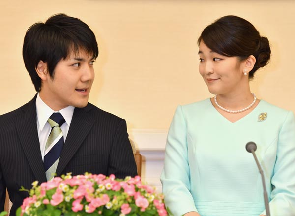 2017年9月の婚約内定会見での眞子さまと小室圭さん（Ｃ）JMPA