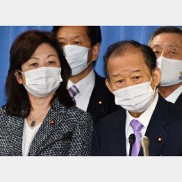 自民党の野田聖子（左）幹事長代行は”森批判”を封印（二階俊博幹事長＝右）／（Ｃ）日刊ゲンダイ