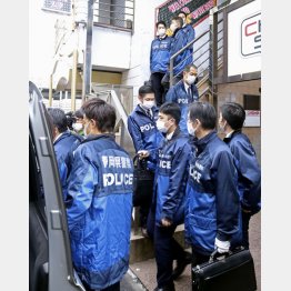 持続化給付金詐欺の疑いで、キャバクラ店の家宅捜索を終えた静岡県警の捜査員ら（Ｃ）共同通信社