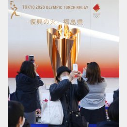 コロナ禍前は「復興の火」として展示されていた東京五輪の聖火（Ｃ）共同通信社