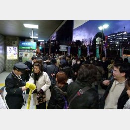 2011年の東日本大震災では都内の電車は全線不通、帰宅できない人々で溢れた（Ｃ）日刊ゲンダイ