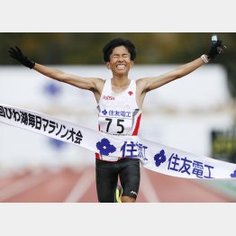 日本人初の4分台！　なのに…（びわ湖毎日マラソンで優勝した鈴木健吾）／（Ｃ）共同通信社