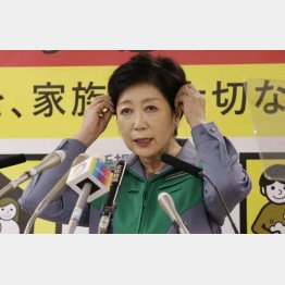 自分ファースト過ぎる（1都3県に緊急事態宣言の2週間延長が決まり会見する小池百合子都知事＝8日）／（Ｃ）日刊ゲンダイ