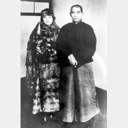 孫文（右）と宋慶齢＝1924年、神戸港で（Ｃ）共同通信社