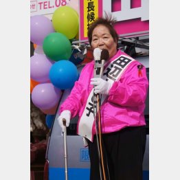 街頭演説する田辺よし子候補（Ｃ）日刊ゲンダイ