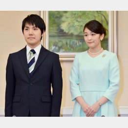 2017年9月の婚約内定会見での眞子さま（右）と小室圭さん（代表撮影）JMPA