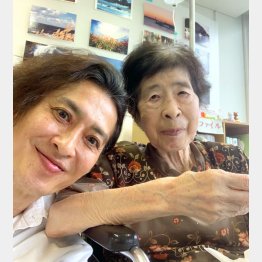大沢樹生さんと母・マツヱさん（右）／（提供写真）