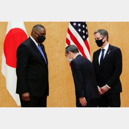 米国のオースティン国防長官（左）とブリンケン国務長官（右）と面会し、お辞儀をする菅首相（Ｃ）ロイター