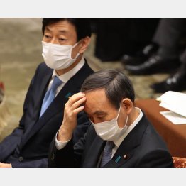 リバウンドはすでに発生（昨18日衆院議運委での菅首相、後ろは西村経済再生担当相）／（Ｃ）日刊ゲンダイ