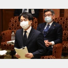 「記憶がないと言え」（答弁台に向かう、鈴木信也・総務省総合通信基盤局電波部長。武田良太総務相＝後方）／（Ｃ）日刊ゲンダイ