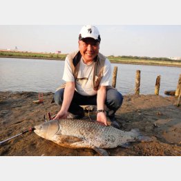 大川さんが釣り上げた大物ソウギョ（提供写真）