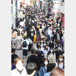 春休みに入り、平日でも多くの人たちで埋まる東京・原宿竹下通り（31日）／（Ｃ）日刊ゲンダイ