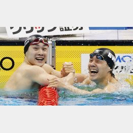 男子200ｍ平泳ぎ決勝のレースを終え、喜ぶ優勝した佐藤翔馬（左）と２位の武良竜也（Ｃ）共同通信社
