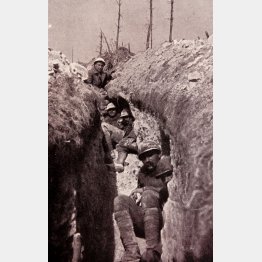 第1次世界大戦、塹壕に潜むフランス軍兵士（Ｃ）World History Archive／ニューズコム／共同通信イメージズ