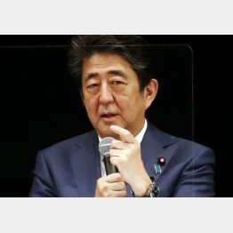 22日、講演でスピーチをする安倍前首相（Ｃ）日刊ゲンダイ