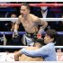 2020年末のWBO・Sフライ級世界戦で田中恒成（手前左）に8回TKO勝ちした井岡一翔だが（Ｃ）共同通信社