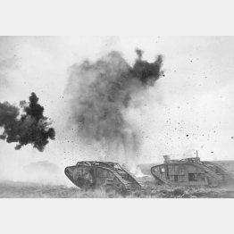 ドイツ軍の砲弾が炸裂する中を進むイギリス軍の戦車（Ｃ）Underwood Archives／Universal Images Group／共同通信イメージズ