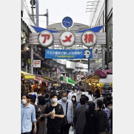 多くの買い物客らでにぎわう東京・上野のアメ横商店街（4日）／（Ｃ）共同通信社