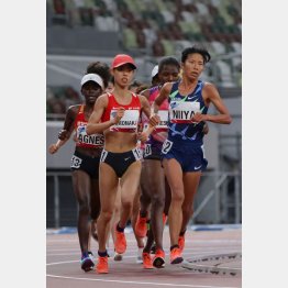 テスト大会5000メートルは5位に終わった新谷（左は4位の弘中瑠梨佳）／（Ｃ）日刊ゲンダイ