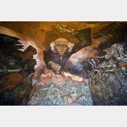①ハリスコ州庁舎内に描かれたイダルゴ神父の壁画（Ｃ）Album／Raga／Prisma／共同通信イメージズ