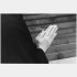 久世光彦さんの葬儀（2006年3月7日、文京区・護国寺）にて。出棺のときに合掌する樹木希林さんの手指／（提供写真）