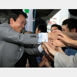 2006年自民党総裁選 JR秋葉原駅前街頭演説する麻生太郎外相（当時）（Ｃ）日刊ゲンダイ