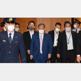 何がなんでも、「五輪」は、やる(菅首相=央)/(C)日刊ゲンダイ