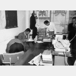 安藤組事務所の家宅捜索をする捜査員（1958年）／（Ｃ）共同通信社