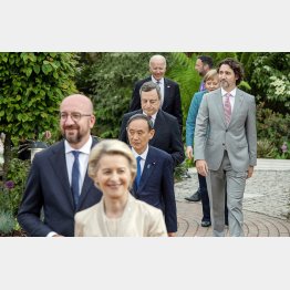 G7に出席した菅首相(央)/(C)ロイター