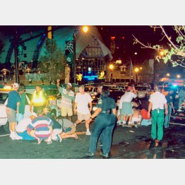1996年、公園で行われたアトランタ五輪のイベント会場での爆弾テロ。負傷者を手当てする人たち（Ｃ）共同通信社