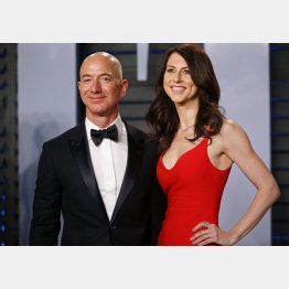 米アマゾン・コム創業者のジェフ・ベゾス氏（左）と元妻で小説家のマッケンジー・スコットさん（Ｃ）ロイター