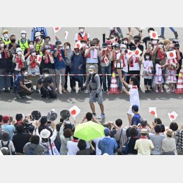 熱狂を強引演出(C)共同通信社