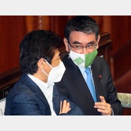 想定内のこと、どうするつもり？（河野洋平ワクチン担当相と田村憲久厚労相＝左）／（Ｃ）日刊ゲンダイ