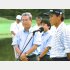 2002年、日本ゴルフツアー選手権表彰式の島田幸作氏（左）と優勝した佐藤信人プロ（Ｃ）日刊ゲンダイ